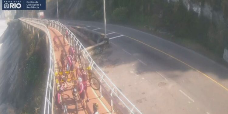 Ciclistas furam bloqueio de segurança na Ciclovia Tim Maia; VÍDEO