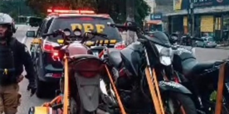 Operação da PRF fiscaliza mais de 200 veículos em Angra dos Reis