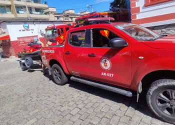 Bombeiros fazem buscas por jovem em praia de Arraial do Cabo, no RJ