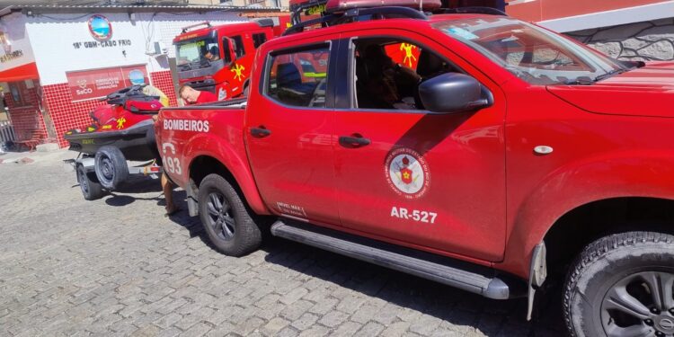 Bombeiros fazem buscas por jovem em praia de Arraial do Cabo, no RJ